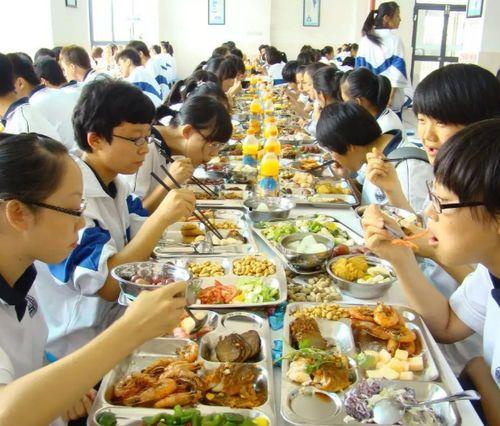 职高食堂吃瓜,吃瓜群众的欢乐日常