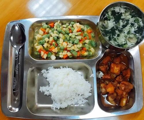 职高食堂吃瓜,吃瓜群众的欢乐日常